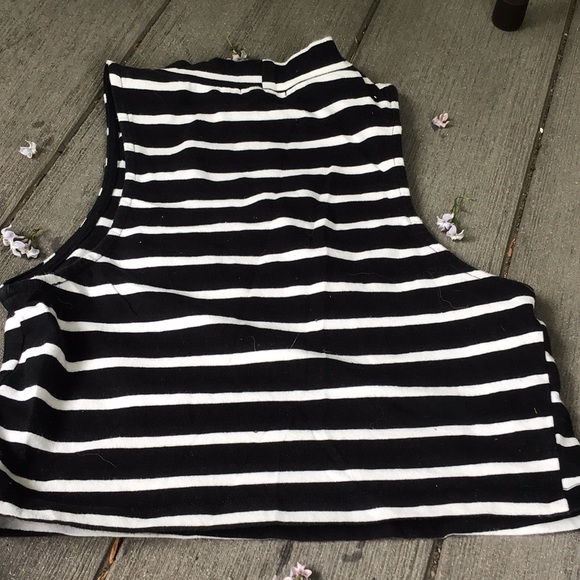 crop top - Picture 2 of 3